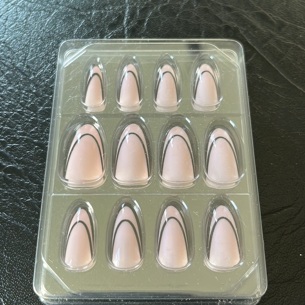 RILEY ROSE PRESS-ON MANICURE - Picture 3 of 6